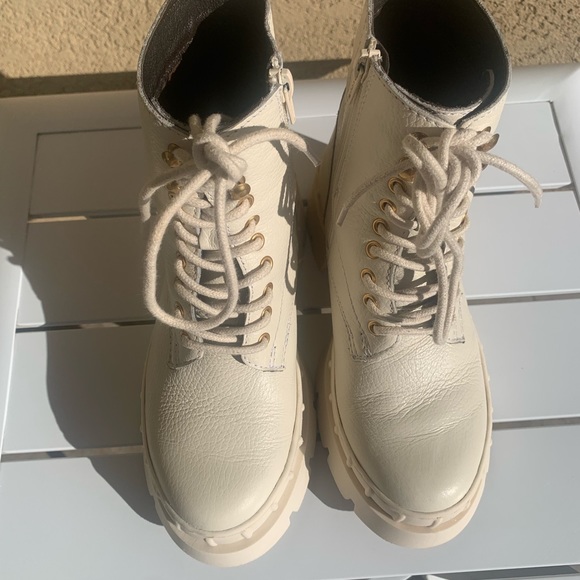 Vince Camuto white leather lug sole booties size 7 - Picture 2 of 16